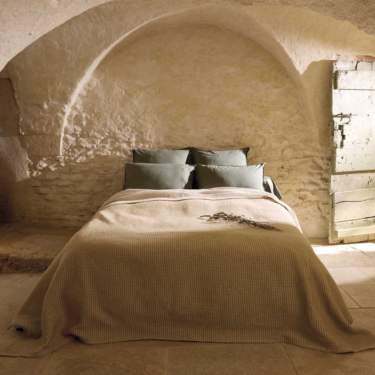 Dessus de lit tissé YVOIRE Naturel Ocre Kaki